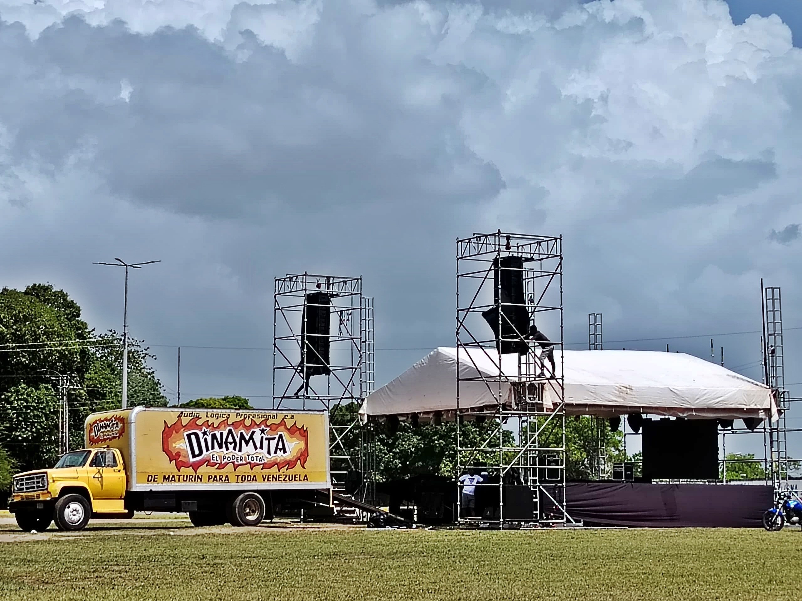 Grito de carnaval en la redoma de la UDO.