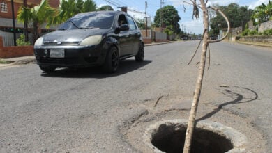 ¡Peligro! Reportan alcantarilla sin tapa en plena avenida principal de La Cruz