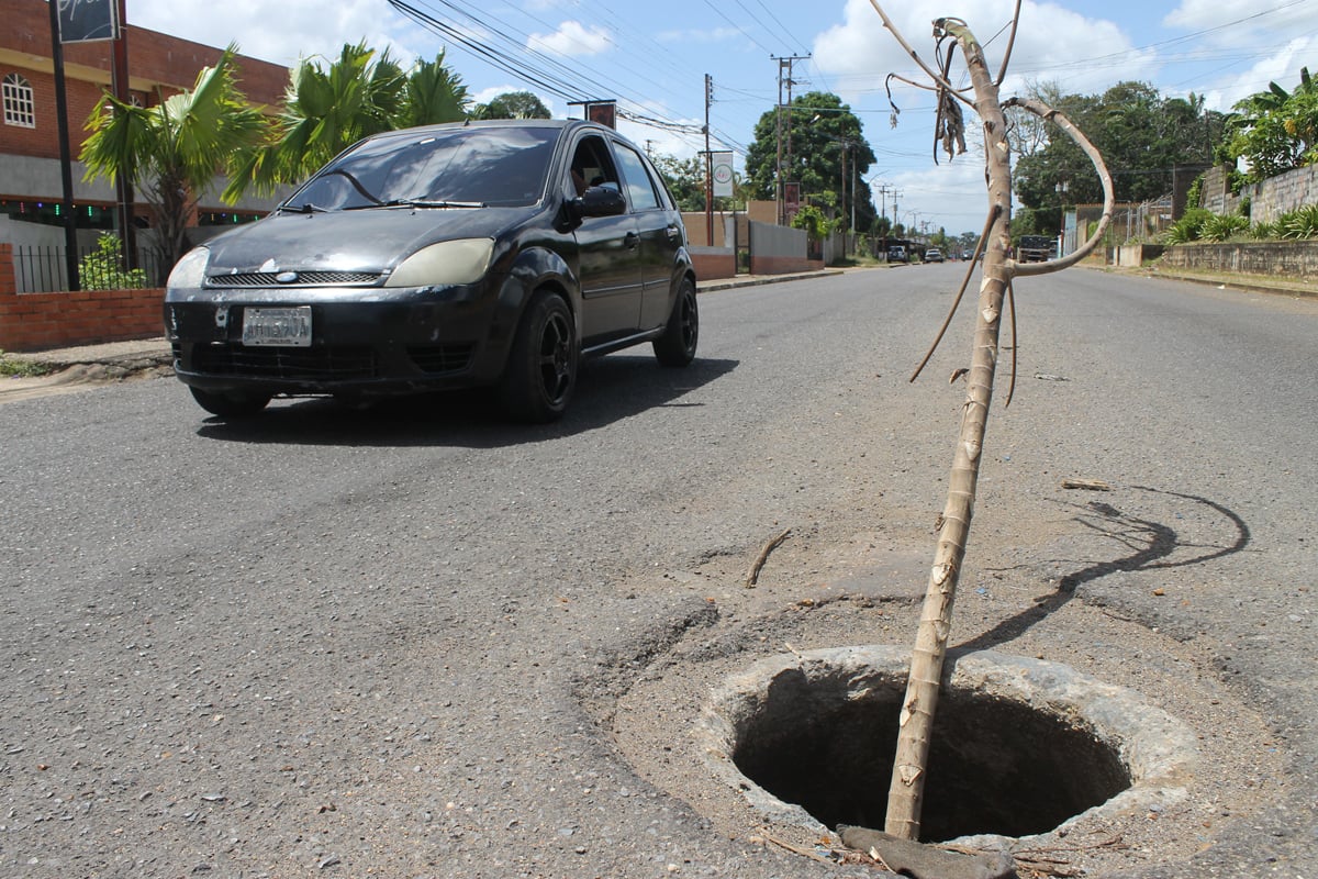 ¡Peligro! Reportan alcantarilla sin tapa en plena avenida principal de La Cruz