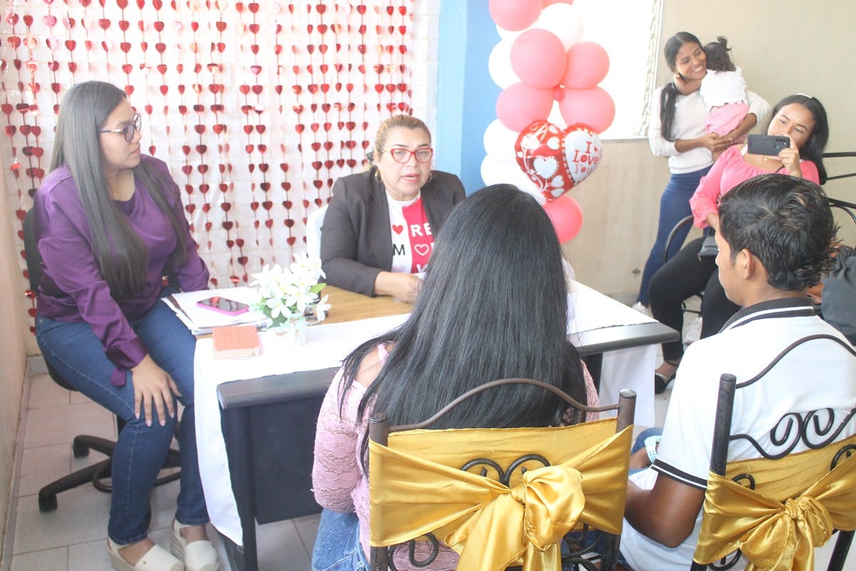 Diez parejas celebraron el Día de San Valentín contrayendo matrimonio en el Registro Civil