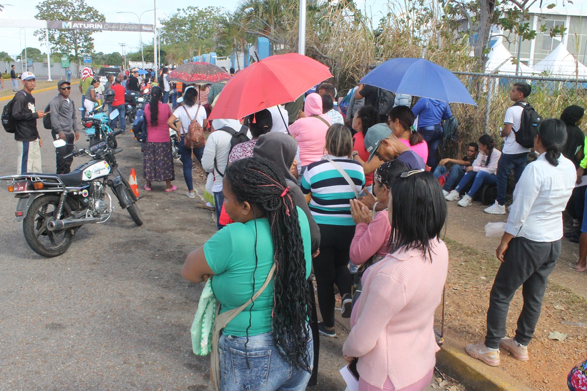 Largas colas en el Saime de Maturín, para renovar la cédula.