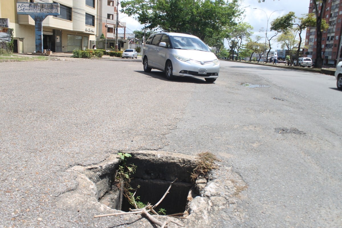 Piden tapar hueco en la avenida Libertador que pone en peligro a los conductores