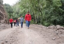 Gobernador Luna supervisa asfaltado en Caripe