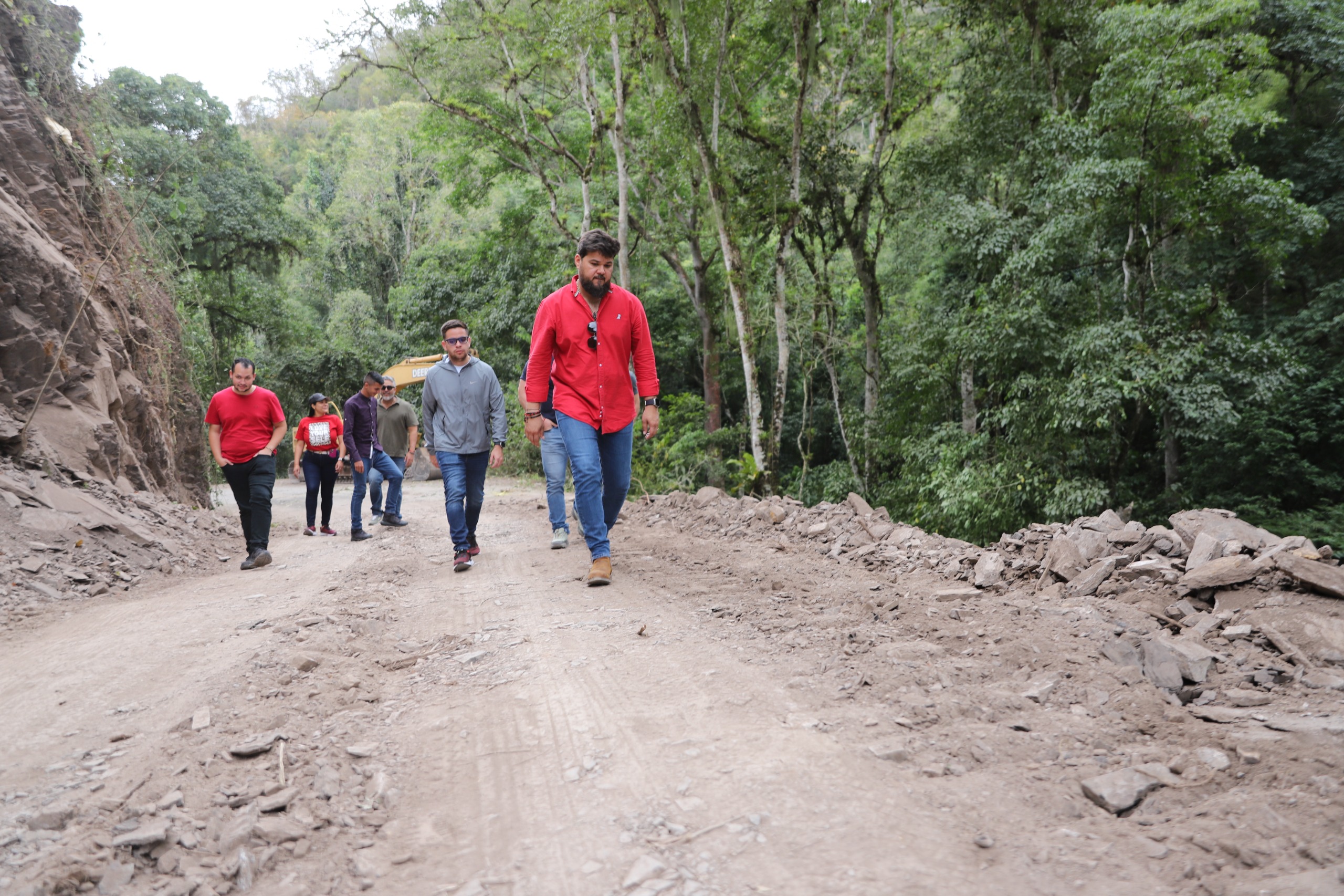 Gobernador Luna supervisa asfaltado en Caripe