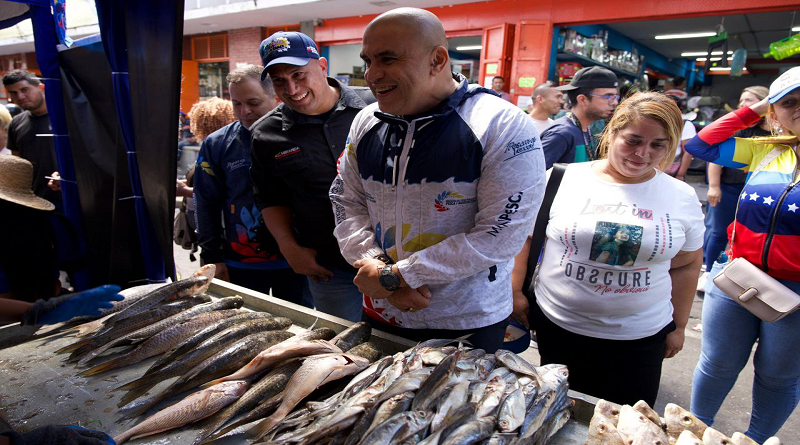 el programa permite que los pescadores lleven directamente sus productos a la comunidad; esto reduce el precio en un 35 % en comparación con el mercado privado