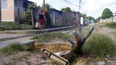 Solicitan asfaltado urgente en Sabana Grande debido a un gran hueco en la calle 5
