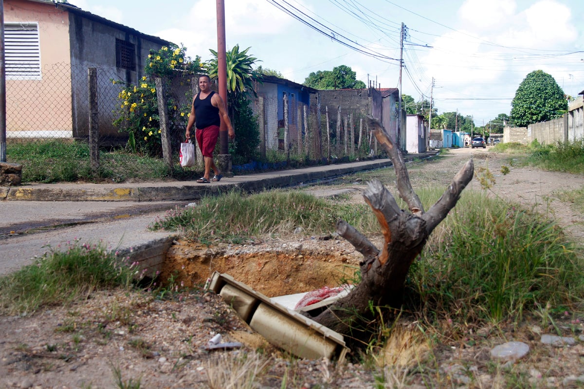 Solicitan asfaltado urgente en Sabana Grande debido a un gran hueco en la calle 5