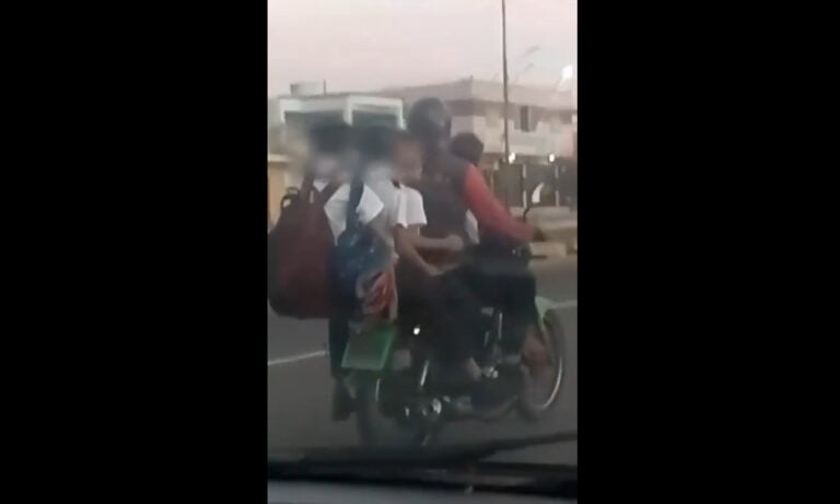 Graban a motorizado con 4 menores a bordo en Maracaibo