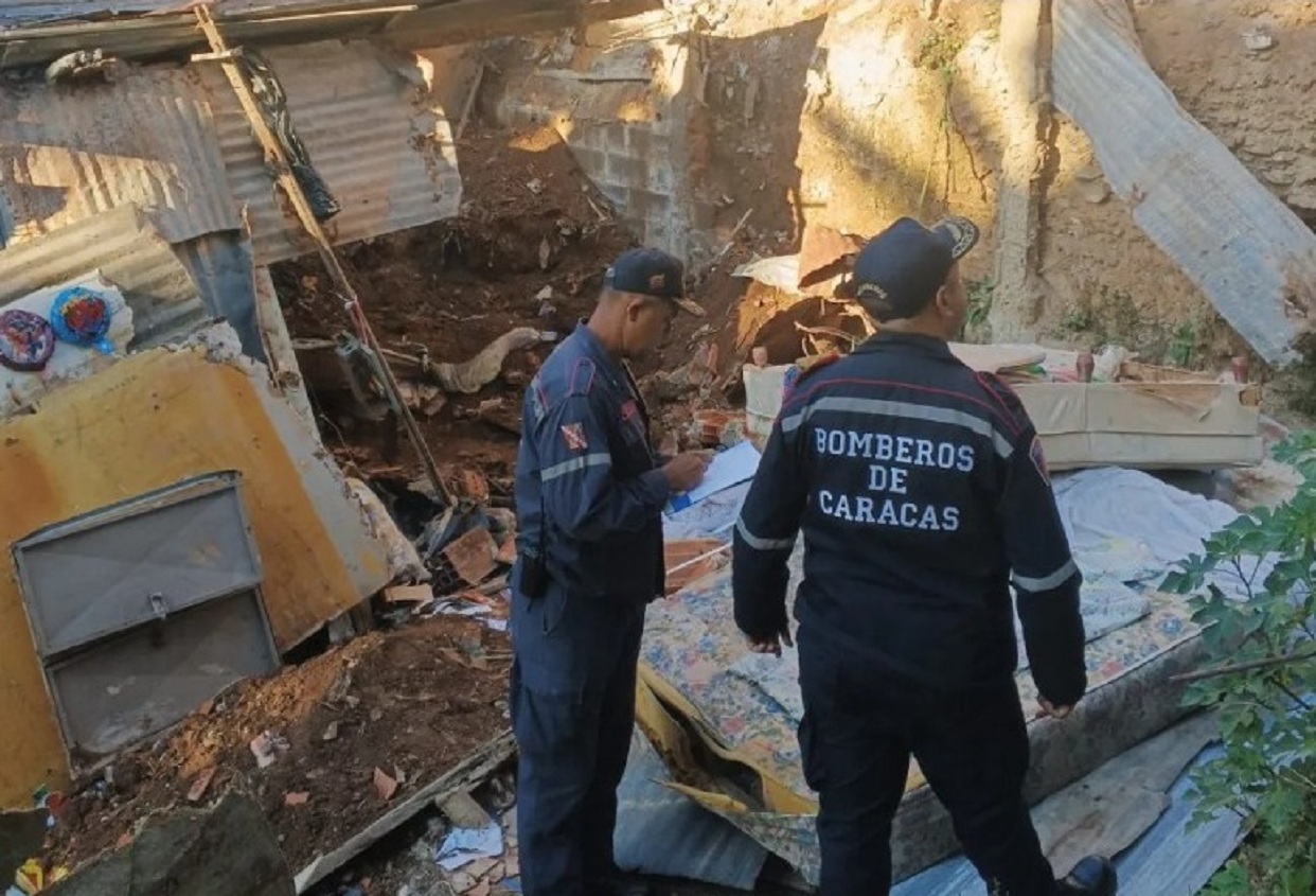 Muere adolescente tras desplomarse dos viviendas en Caricuao