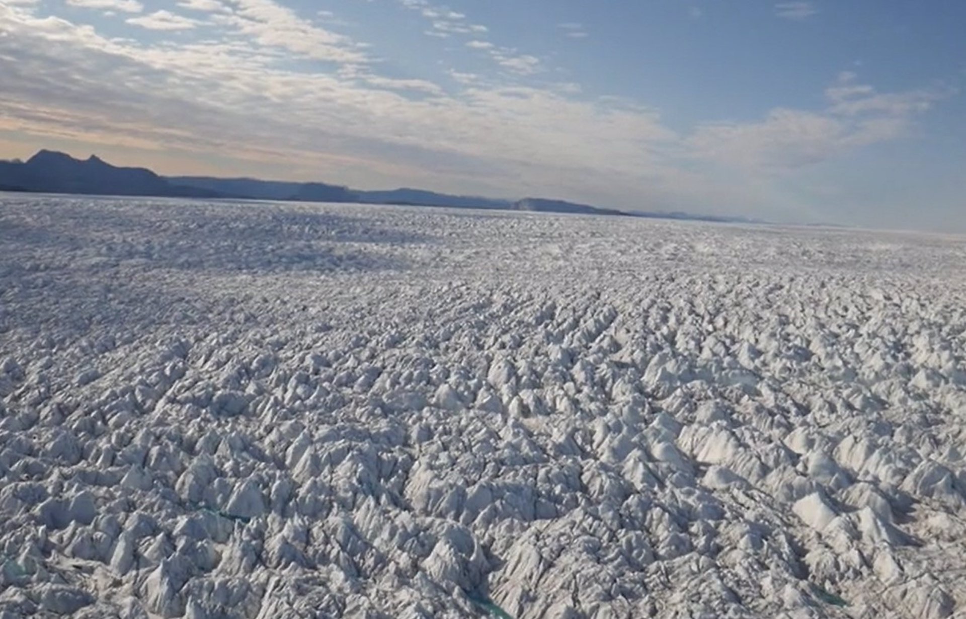 La capa de hielo de Groenlandia se está agrietando más rápido