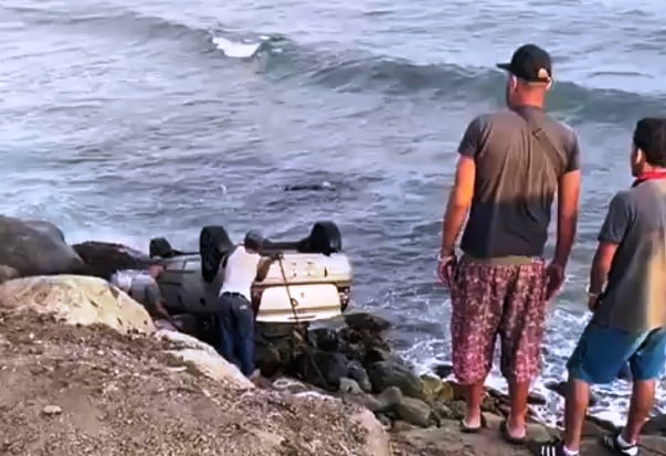 Mujer perdió el control de su vehículo y cayó a orillas de una playa en La Guaira