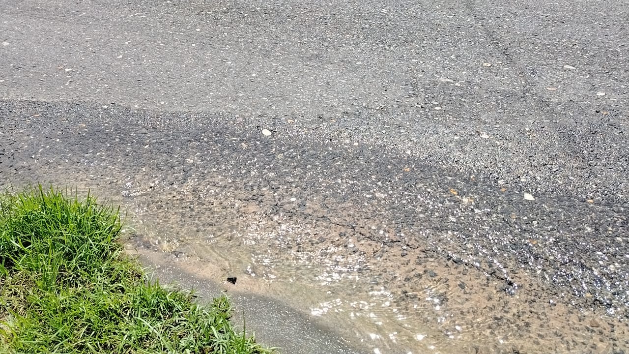 Denuncian bote de aguas blancas en plena avenida de Boquerón de Maturín