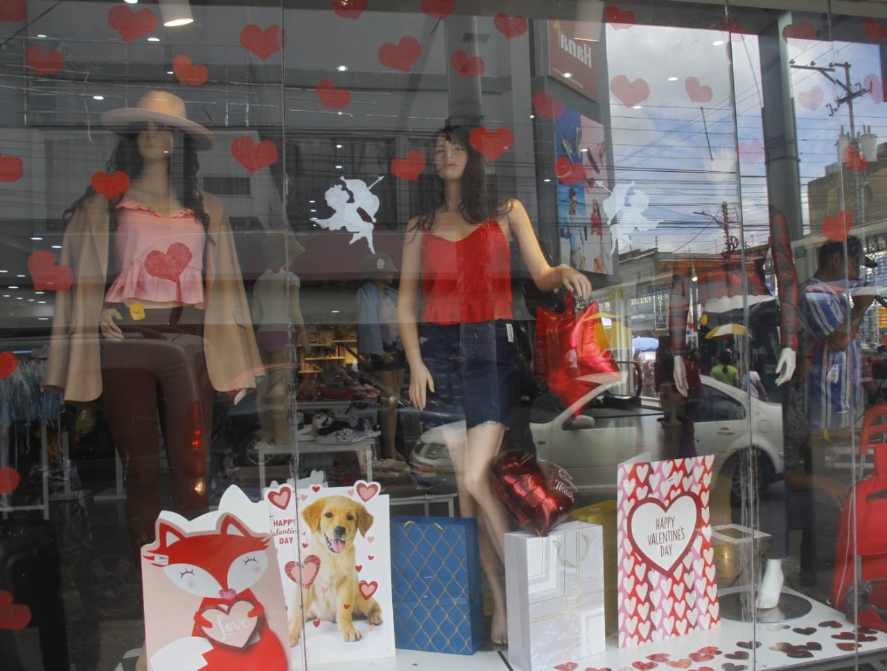 Tiendas del centro de Maturín se visten de amor