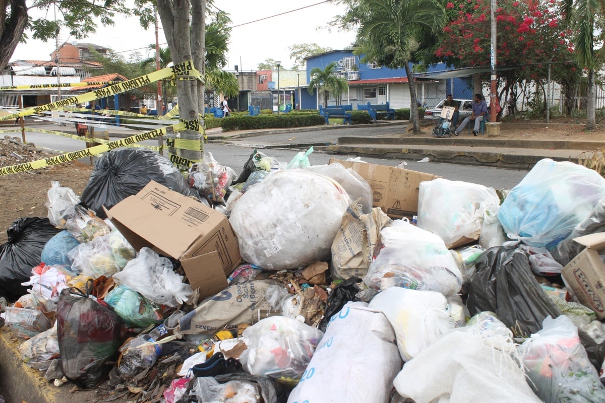 Exigen multas para quienes arrojen basura luego que pasa el camión del aseo en Los Godos