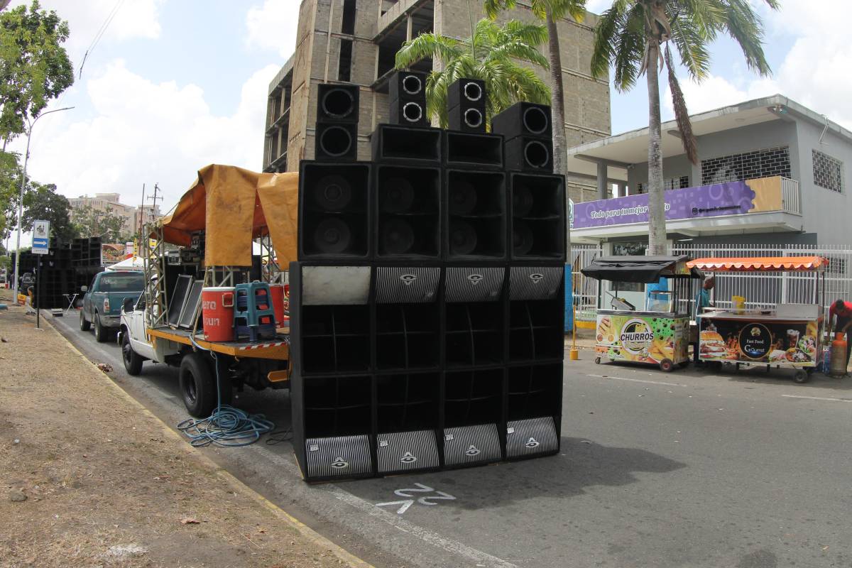 40 de 80 minitecas instaladas en la avenida Raúl Leoni para los Carnavales de Maturín