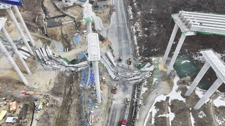 Colapso de un puente en Corea del Sur deja al menos cuatro muertos