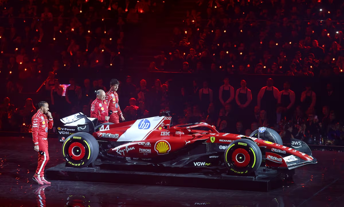 Lewis Hamilton estrena el Ferrari, su nuevo juguete para 2025