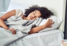 Mujeres necesitan dormir más que los hombres y este estudio dice el por qué