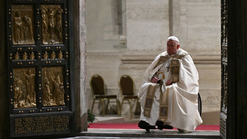 El papa Francisco pasó "una noche tranquila", pero su estado "sigue siendo crítico"