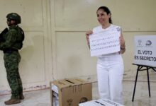 Candidata Luisa González ejerce su voto y denuncia "irregularidades" en elecciones de Ecuador