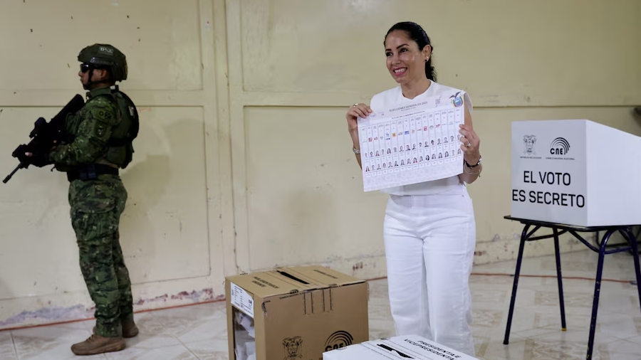 Candidata Luisa González ejerce su voto y denuncia "irregularidades" en elecciones de Ecuador