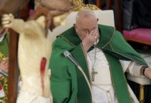 El Papa Francisco interrumpe una homilía "por dificultad en la respiración"