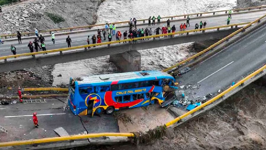 Tragedia en Perú: Autobús cayó a un río tras el colapso de un puente