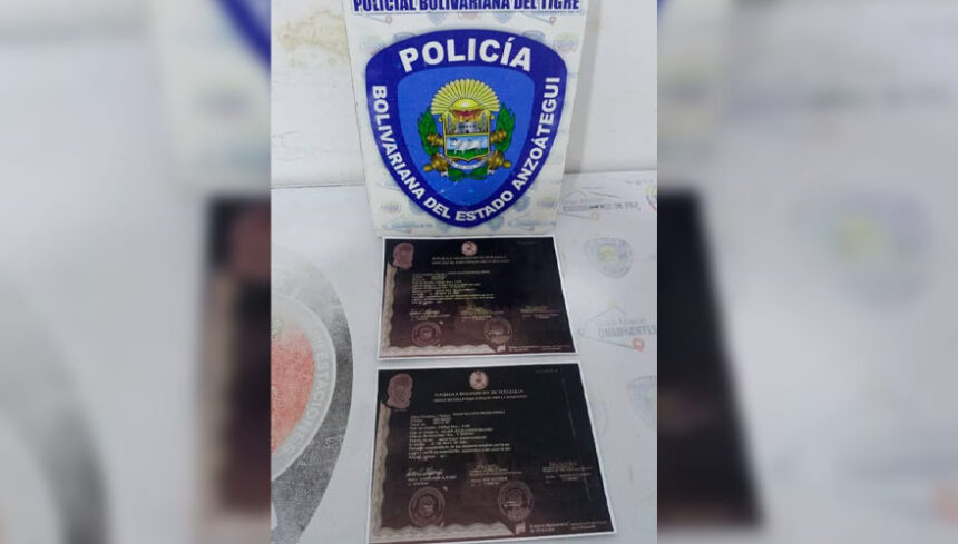 Detienen a mujer al tratar de convalidar un título de bachiller falso