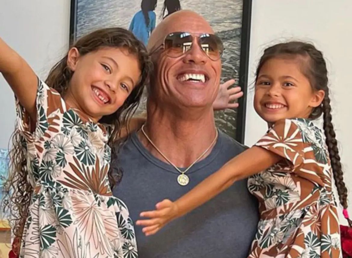 Dwayne Johnson y sus hijas se viralizan en TikTok con el trend “Wait”