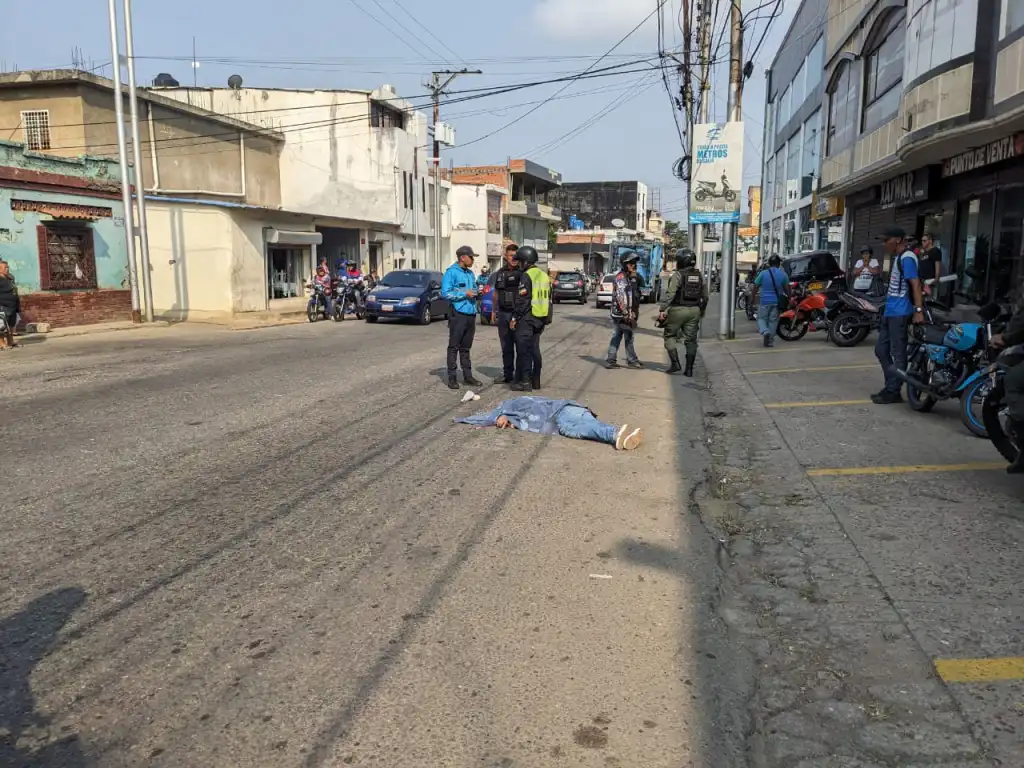 Hombre muere tras ser arrollado por camión de aseo