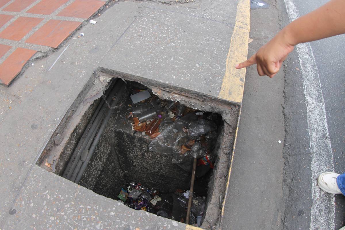 Alcantarillas sin tapa generan peligro para peatones y conductores