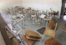 Denuncian que estudiantes del liceo de Los Iraníes son obligados a recibir clases en el suelo por falta de pupitres