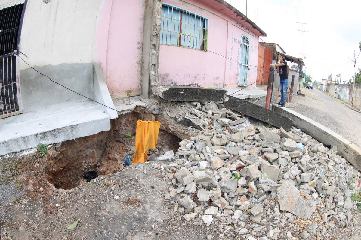 Enorme cráter representa un peligro en la calle 6 de La Floresta.