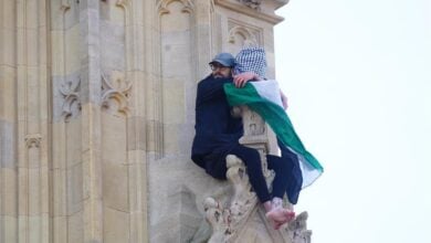 Un hombre con una bandera palestina sube a la torre del Big Ben y moviliza a servicios de emergencia