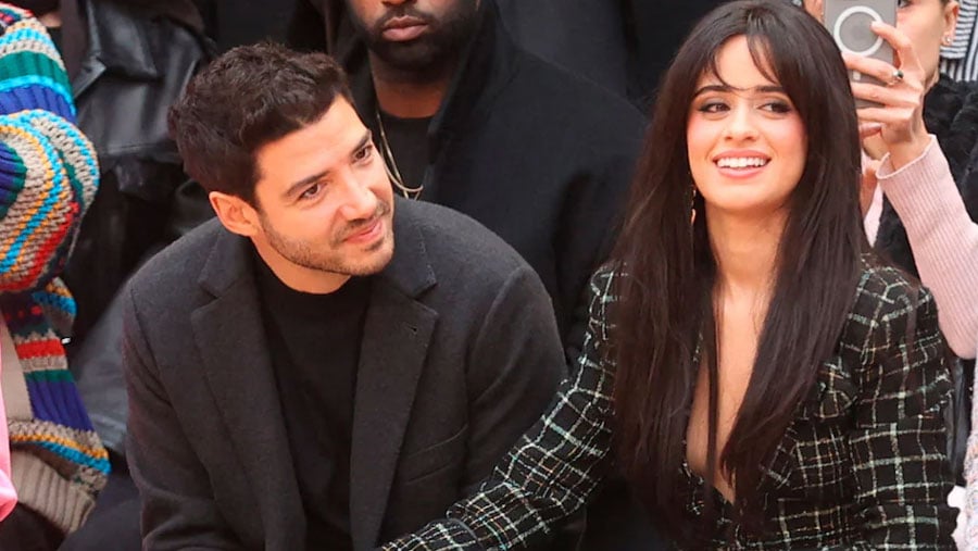 Camila Cabello presume a su novio Henry Junior Chalhoub en París