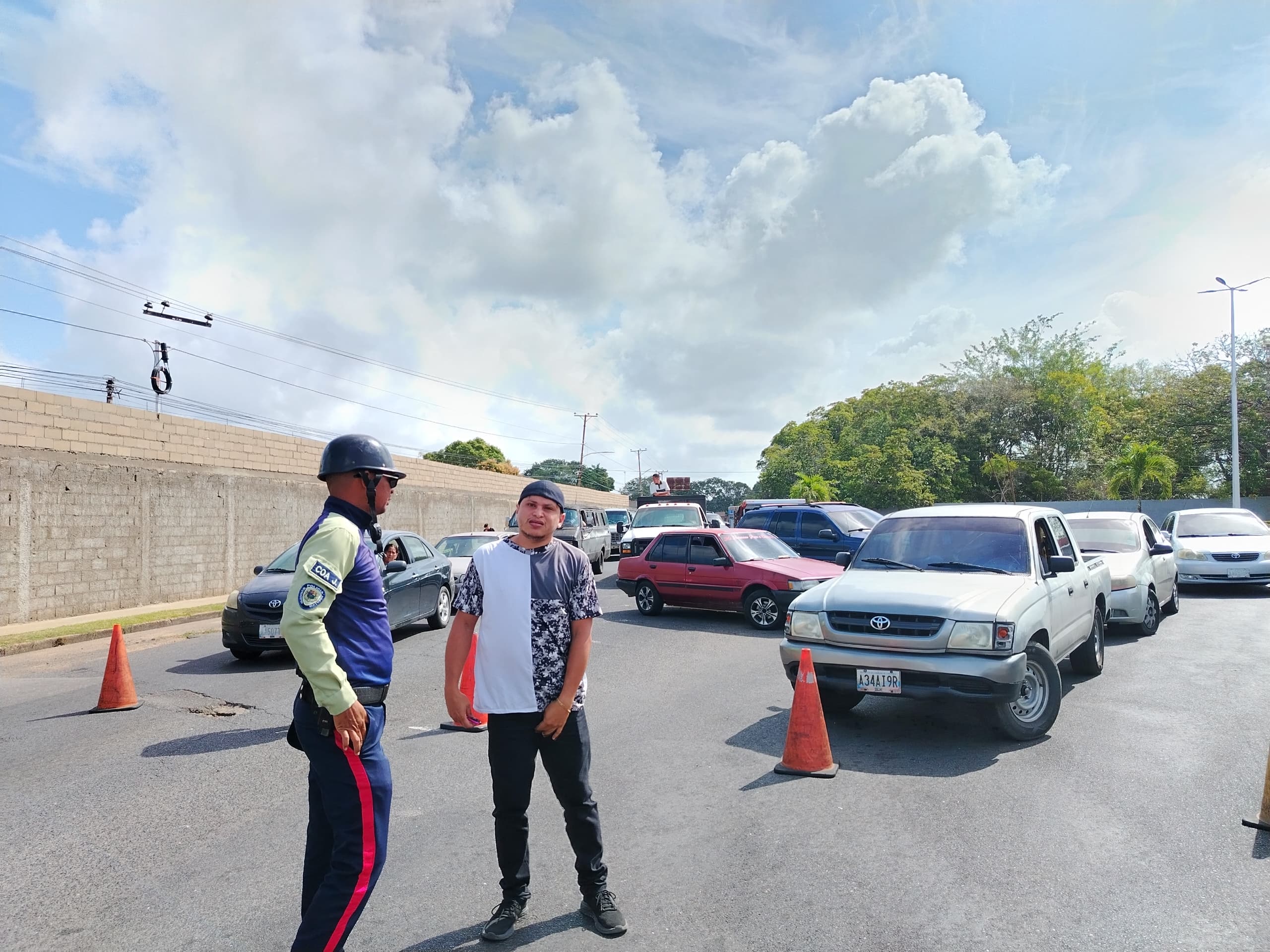 Paso vehicular en la Av. principal de Las Cocuizas se encuentra trancada desde tempranas horas.