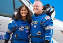 La cápsula con los dos astronautas varados durante nueve meses partió de la Estación Espacial Internacional hacia la Tierra