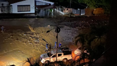 Fuertes lluvias inundaron vías de Caraballeda en La Guaira