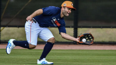 José Altuve juega por primera vez como jardinero para los Astros
