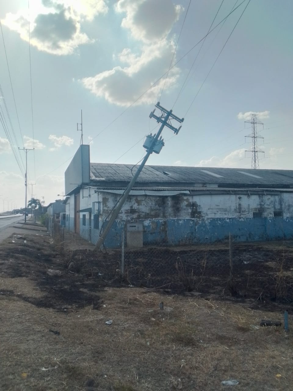 Poste de alta tensión a punto del colapso genera preocupación entre habitantes de San Vicente