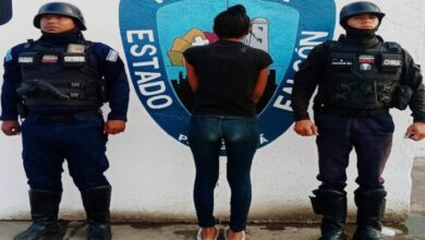 Detienen a mujer ebria por golpear a una adolescente e intentar quitarle el teléfono