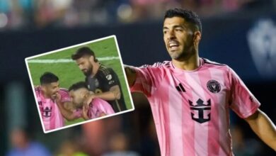 Luis Suárez muerde los dedos de Jordi Alba, su compañero en el Inter Miami