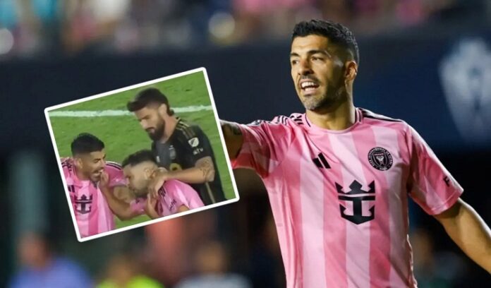 Luis Suárez muerde los dedos de Jordi Alba, su compañero en el Inter Miami