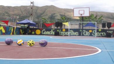 El Gobierno de la Guayana Esequiba rehabilitó este fin de semana una cancha deportiva en Tumeremo, municipio Sifontes.