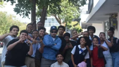 Bad Bunny sorprende a estudiantes en una parada de autobús en Puerto Rico