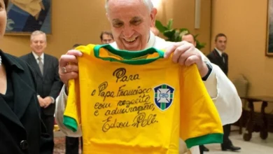 La increíble colección de camisetas de fútbol que guardó el papa