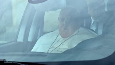 El Papa mejora en su capacidad de hablar y trabaja sentado en su escritorio