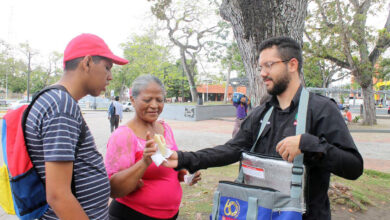 Más de 100 estudiantes del Iutirla repartieron 280 arepas en la plaza El Estudiante