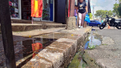Desborde de aguas servidas afecta a cuatro comercios en la calle Azcue
