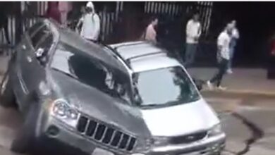 Socavón se traga dos carros en Caracas (+Video)
